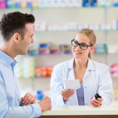 Equipe da farmácia conferindo o estoque de medicamentos controlados